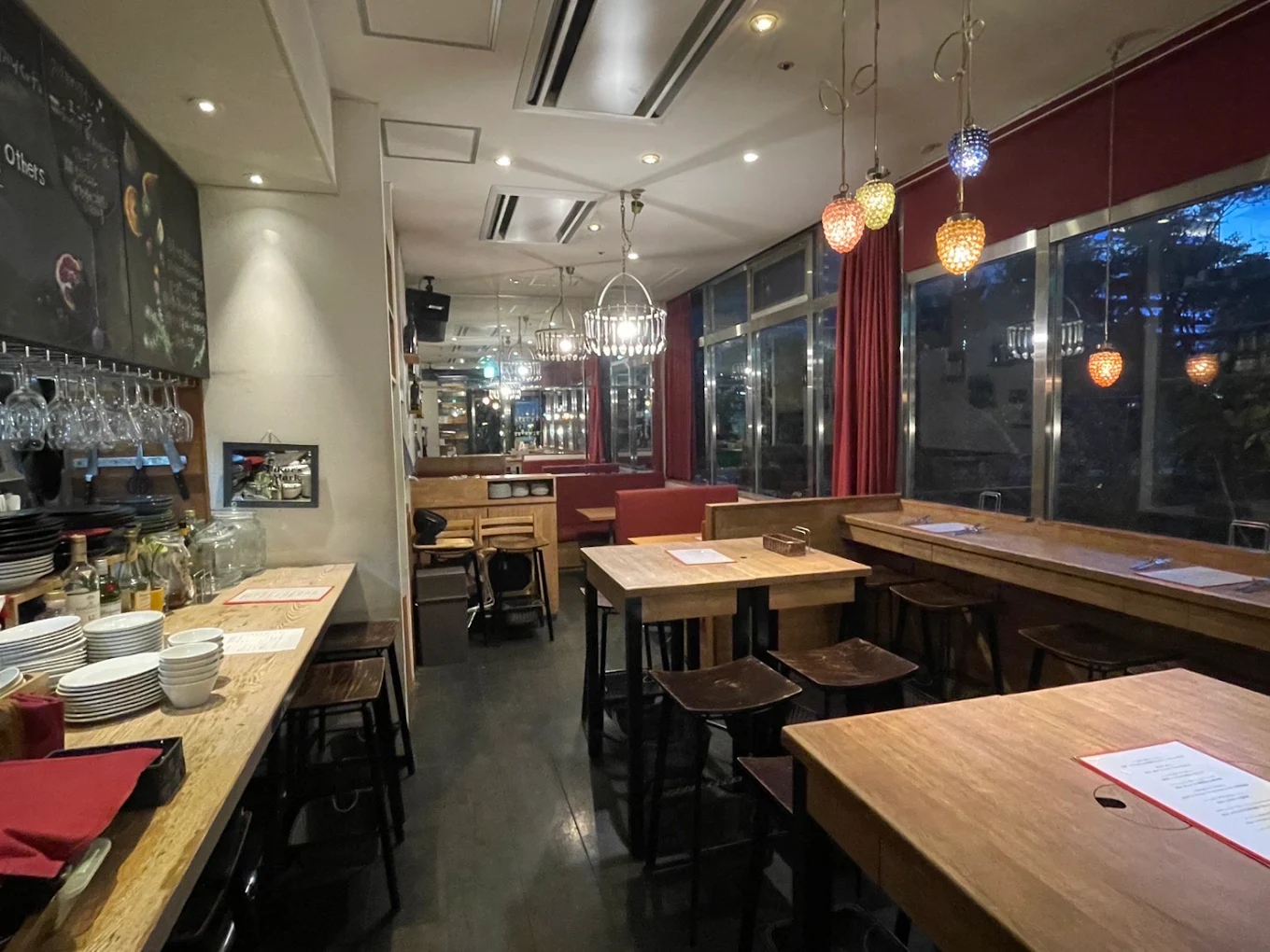 HIBINOの店内。木のテーブルと色とりどりのペンダントライト